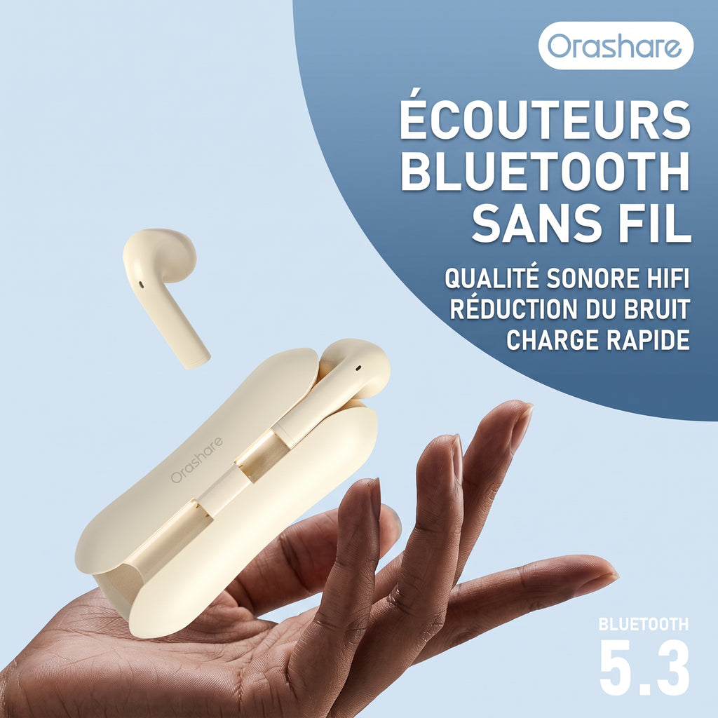 Ecouteurs Bluetooth sans fil couleur creme avec boitier de charge, tenus dans une main