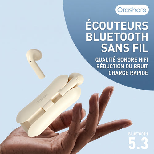 Ecouteurs Bluetooth sans fil couleur creme avec boitier de charge, tenus dans une main