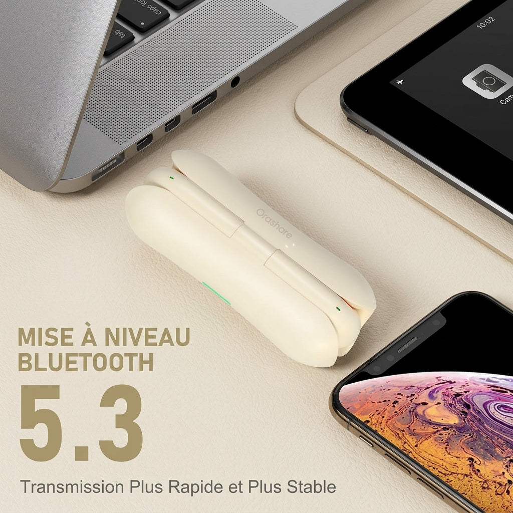 Boitier de charge pose pres d'un ordinateur portable et d'un smartphone
