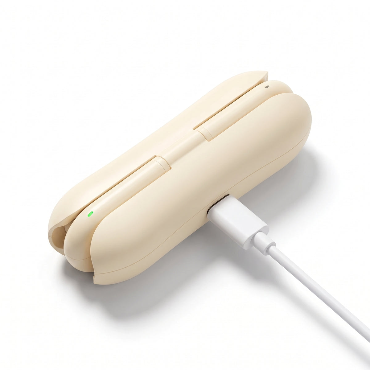 Gros plan du boitier de charge branche en Type-C, voyant lumineux allume